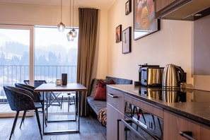 Studio mit Balkon mit 1 Schlafzimmer | Cocina privada | Refrigerador con congelador, horno, parrilla de estufa y lavavajillas 