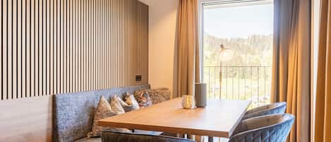 Ferienwohnung mit 2 Schlafzimmer | Essbereich im Zimmer