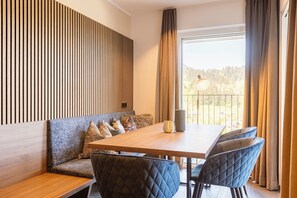 Ferienwohnung mit 2 Schlafzimmer | In-room dining - Brixental Suites Hopfgarten by ALPS RESORTS (Hopfgarten im Brixental)