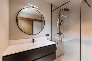 Superior Ferienwohnung mit 2 Schlafzimmer und Infrarot-Sauna | Badeværelse | Bruser, håndklæder