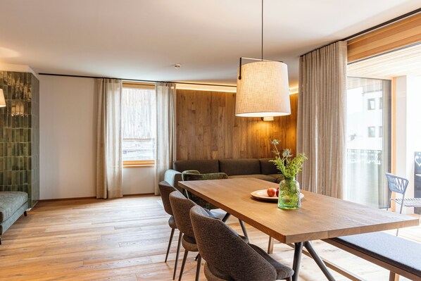 Superior Ferienwohnung mit 2 Schlafzimmer und Infrarot-Sauna | Dineren in de kamer