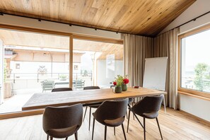 Premium Penthouse mit 3 Schlafzimmer und Infrarot-Sauna | In-room dining