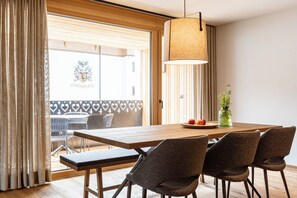 Superior Ferienwohnung mit 2 Schlafzimmer und Infrarot-Sauna | In-room dining