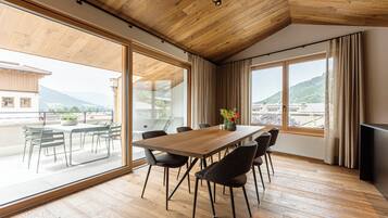 Premium Penthouse mit 3 Schlafzimmer und Infrarot-Sauna | In-room dining