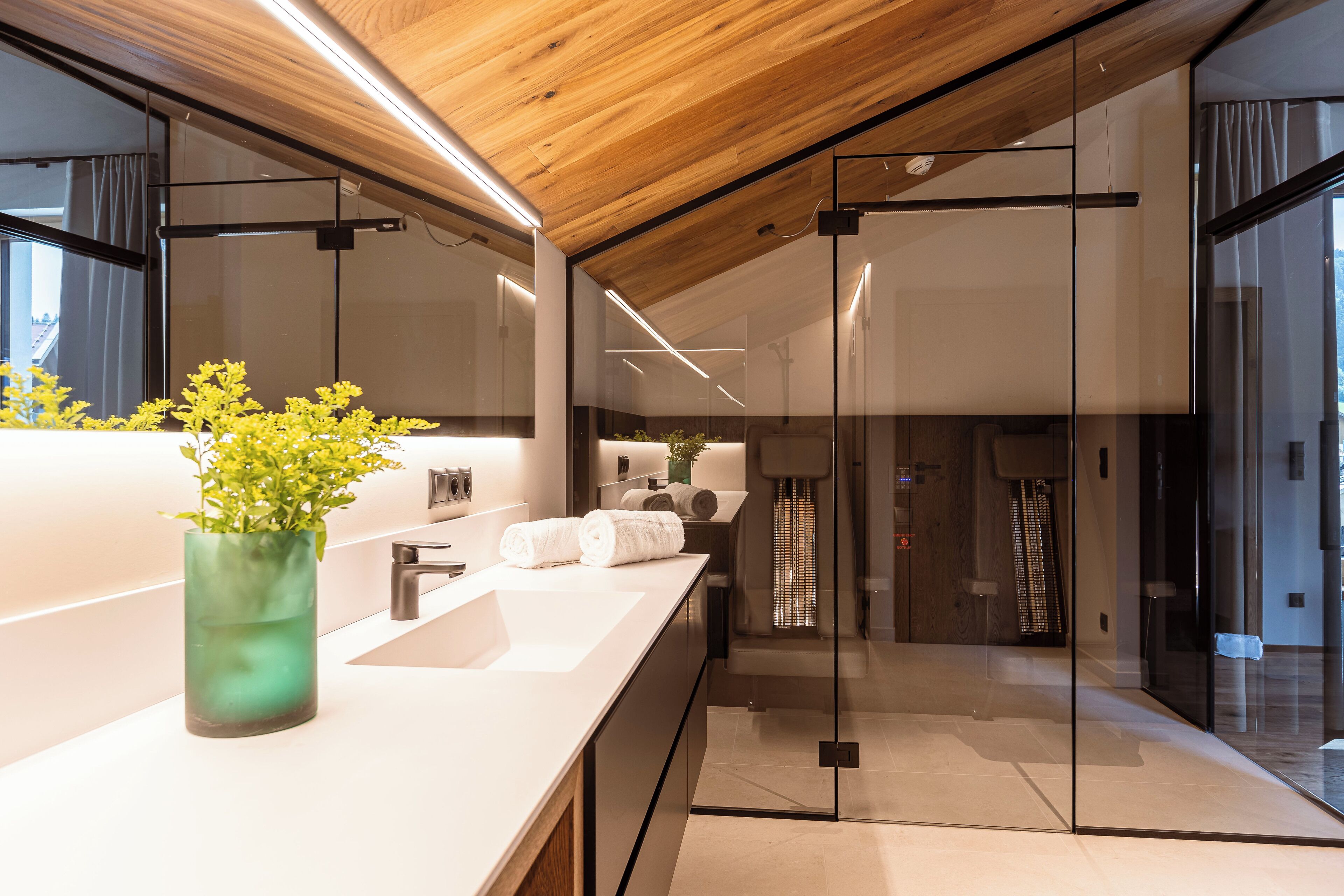 Premium Penthouse mit 3 Schlafzimmer und Infrarot-Sauna | Bathroom | Shower, towels