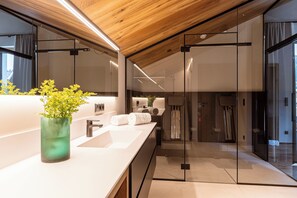 Premium Penthouse mit 3 Schlafzimmer und Infrarot-Sauna | Badezimmer | Dusche, Handtücher