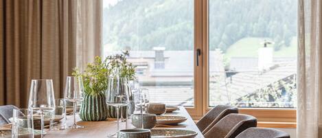 Premium Penthouse mit 3 Schlafzimmer und Infrarot-Sauna | Makan dalam bilik