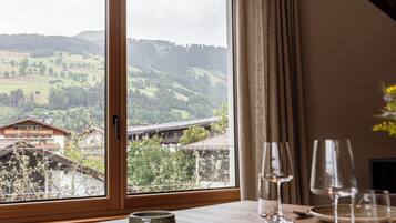 Premium Penthouse mit 3 Schlafzimmer und Infrarot-Sauna | In-room dining