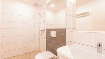 Ferienwohnung für bis zu 4 Personen | Bathroom | Shower, towels, toilet paper