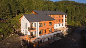 A multi-story building with a modern design, featuring balconies and large windows. - Turrach Suites 410 by ALPS RESORTS (Stadl-Predlitz)