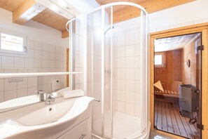Ferienhaus # 140  mit 4 Schlafzimmern & Sauna | Bathroom | Separate tub and shower, hair dryer, towels - Almdorf Stadl by ALPS RESORTS (Stadl an der Mur)