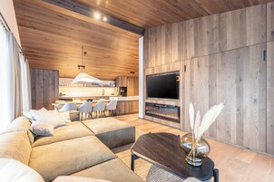 Premium Penthouse mit Sauna | Zona de estar | Una televisión de pantalla plana