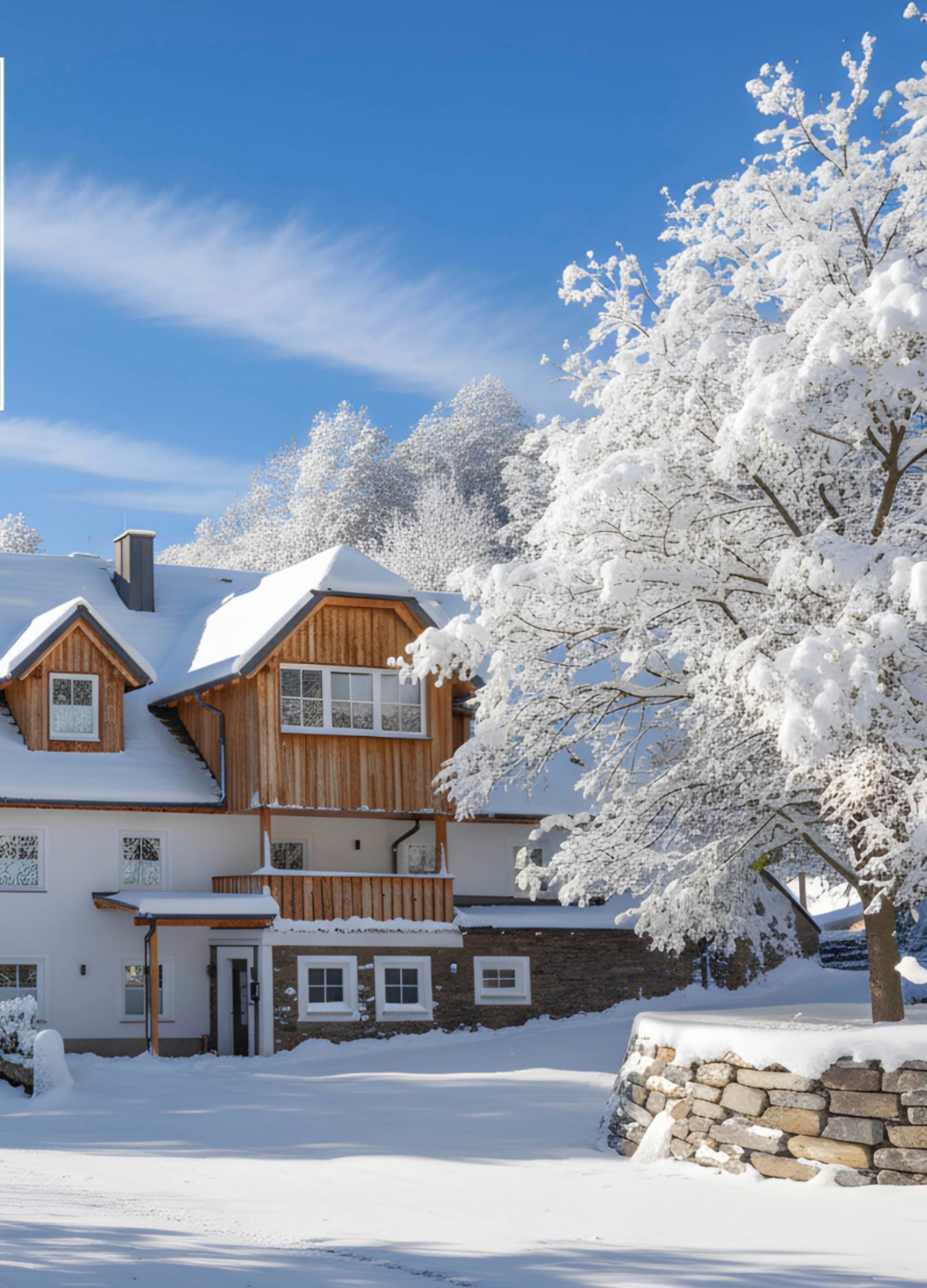 Ein zweistöckiges Holzhaus mit schneebedecktem Dach und umgebenden Bäumen, mit der Aufschrift 'ALPS RESORTS'.