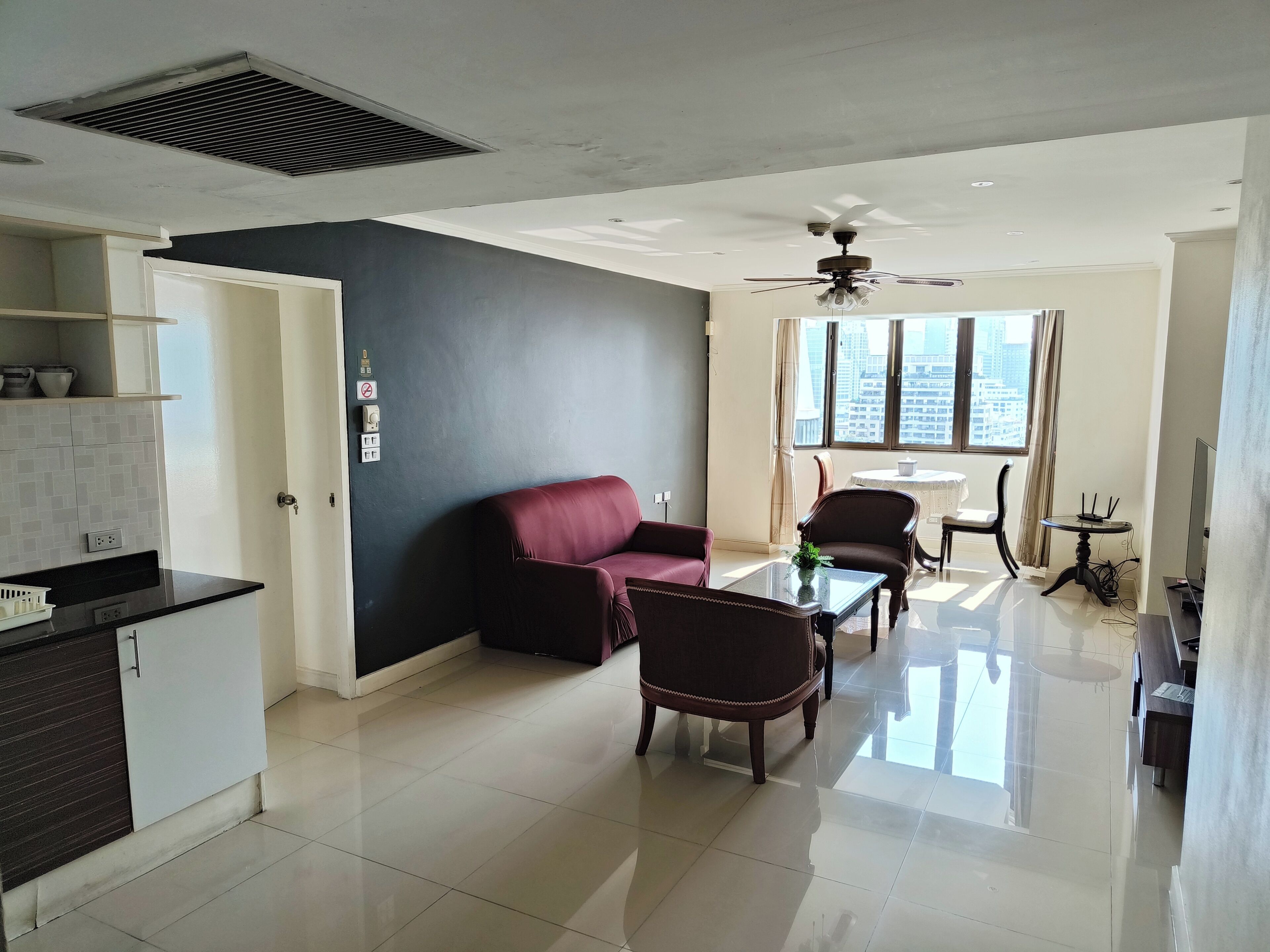 Deluxe Room | Living area | Flat-screen TV