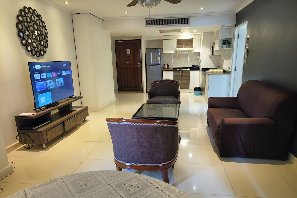 Kamar Deluks | Ruang keluarga | TV layar datar
