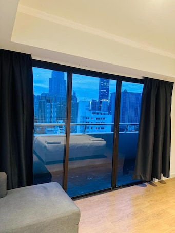 1 habitación, caja de seguridad en la habitación y escritorio