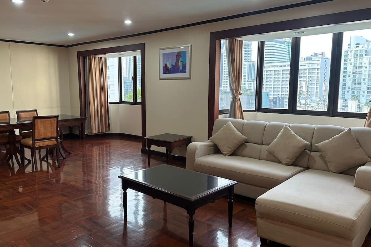 Kamar Triple Deluks | Ruang keluarga | TV layar datar