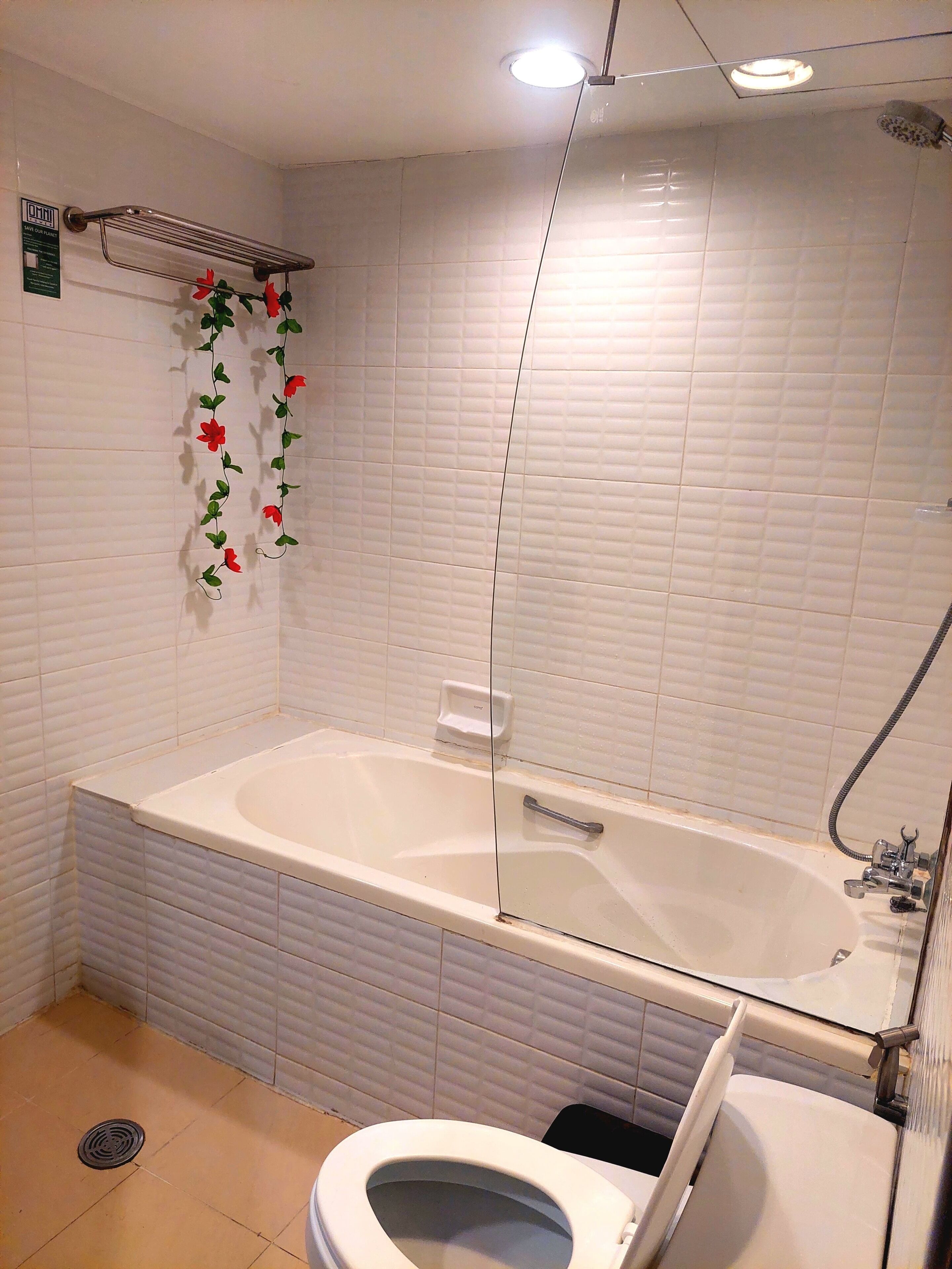 Ein Badezimmer mit Badewanne, Toilette und Dusche.