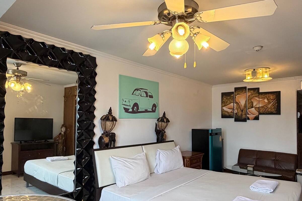 خزنة داخل الغرفة ومكتب ومكواة/لوح كي وواي فاي مجانًا