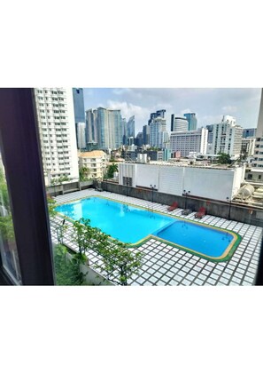 สระว่ายน้ำกลางแจ้ง