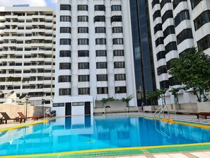 Outdoor pool - Direct Rooms at Omni Complex Nana (Bangkok)