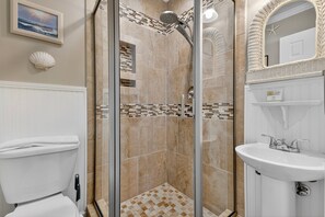 Douche, séchoir à cheveux, serviettes fournies