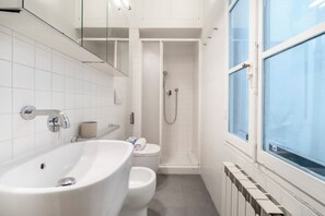 Dusche, Haartrockner, Bidet, Handtücher