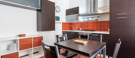 Kjøleskap, ovn, kokeplater og kjøkkenutstyr