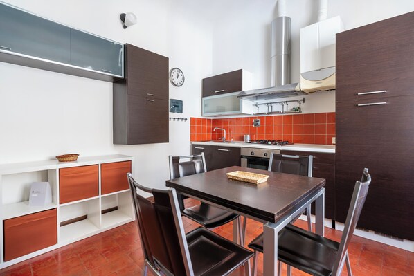 Kühlschrank, Ofen, Herdplatte, Kochgeschirr/Geschirr/Besteck