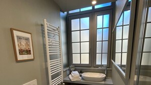 A compact bathroom with a toilet, bidet, and sink. - Beccherie 90 (Intra)