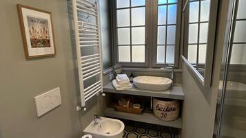 Dusche, Haartrockner, Bidet, Handtücher