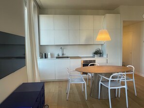 Fridge, oven, stovetop, dishwasher
