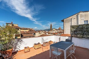 Outdoor dining - Maggio 54 - Three Bedroom Apartment, Sleeps 6 (Florence)