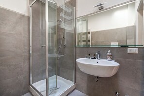 Douche, sèche-cheveux, bidet, serviettes fournies