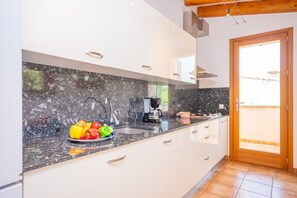 Kühlschrank, Wasserkocher mit Kaffee-/Teezubehör, Toaster, Hochstuhl