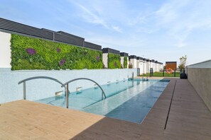 Seasonal outdoor pool - Truliving Vallecas by Habyt (Madrid)