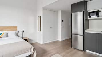 Deluxe studio | Luxe beddengoed, donzen dekbedden, individueel gemeubileerd, een bureau