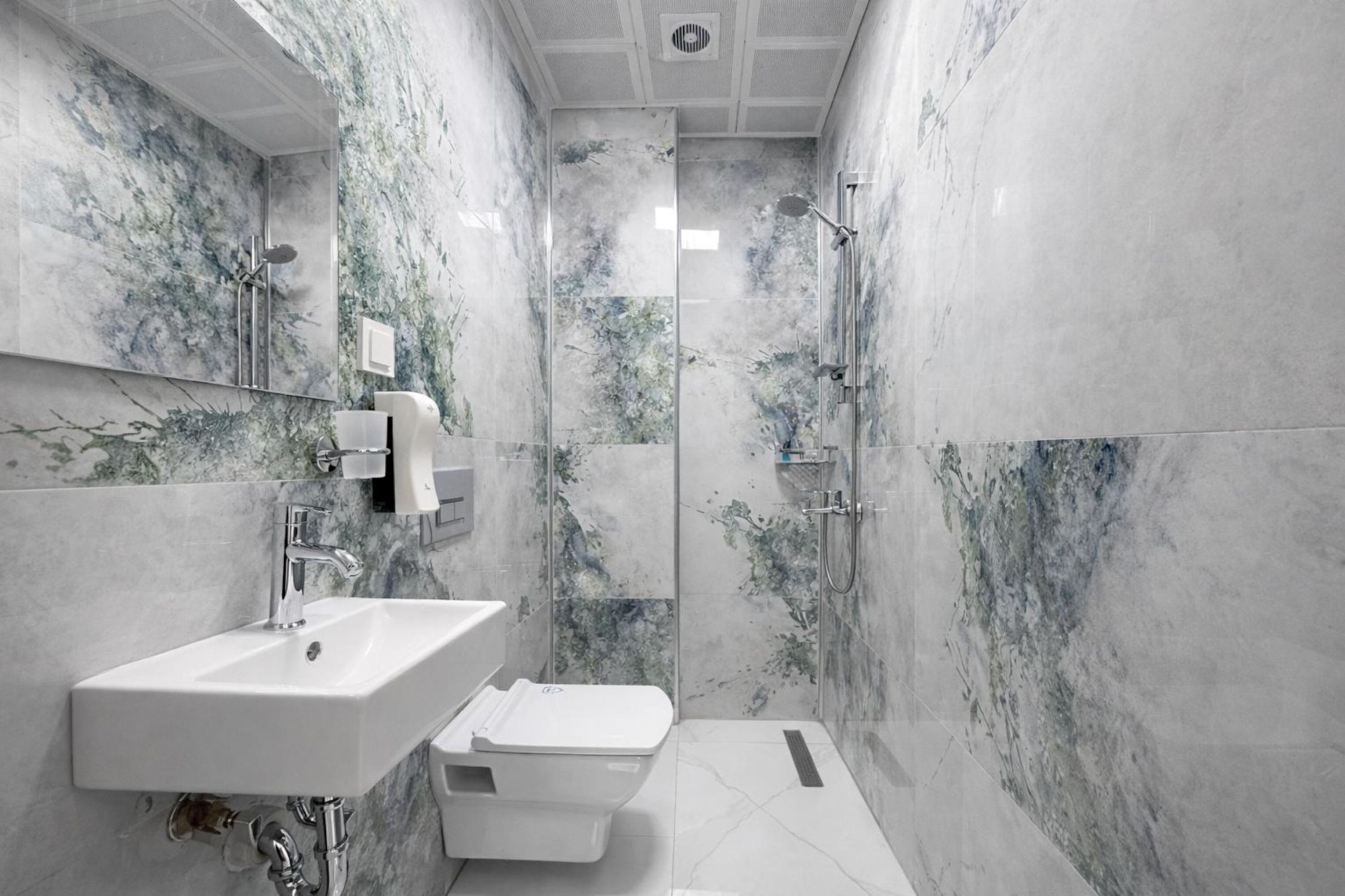 Classic-Doppelzimmer, Stadtblick | Badezimmer | Dusche, Regendusche, kostenlose Toilettenartikel, Haartrockner
