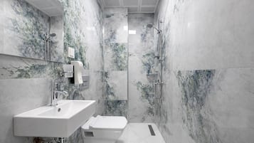 Classic-Doppelzimmer, Stadtblick | Badezimmer | Dusche, Regendusche, kostenlose Toilettenartikel, Haartrockner