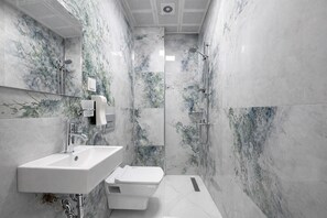 Classic-Doppelzimmer, Stadtblick | Badezimmer | Dusche, Regendusche, kostenlose Toilettenartikel, Haartrockner