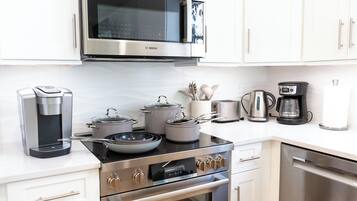 ثلاجة، ميكروويف، فرن، موقد طهي مسطح