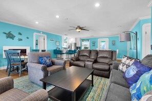 Casa, varias camas (Aqua Skye) | Área de sala de estar | Televisión