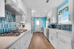 House, Multiple Beds (Aqua Skye) | Private kitchen | Oven, toaster, paper towels - Aqua Skye (Navarre)