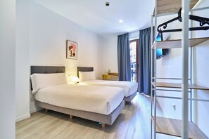 Standard Double Room | Hypo-allergenic bedding, down comforters, memory foam beds, desk - Hotel Gran Vía by gaiarooms (Salamanca)