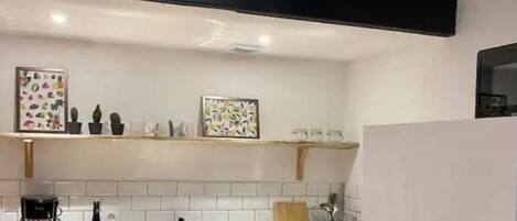 Réfrigérateur, micro-ondes, plaque de cuisson, cafetière/bouilloire