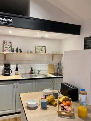 Refrigerador, microondas, parrilla de estufa y cafetera y tetera 