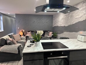 Geladeira, micro-ondas, fogão, cooktop