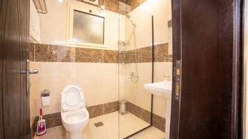 Dutxa, assecador de cabells, sabatilles i tovalloles