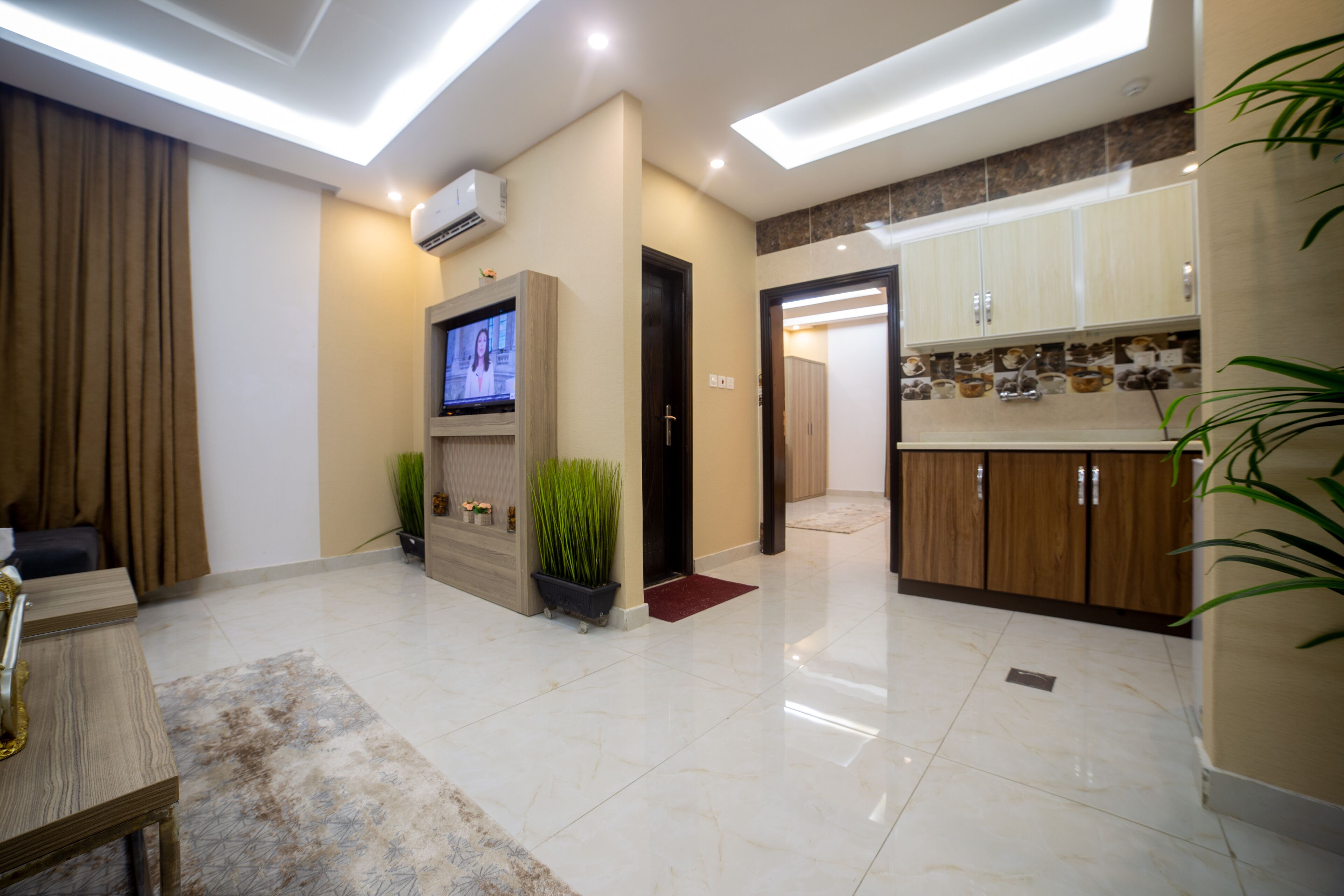 迷你冰箱、炉灶、厨具/餐具