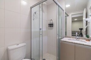 Shower, hair dryer, towels - GALERIA JP220 (São Paulo)